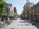 「えるもーる烏山」は京王線千歳烏山駅を中心に南北にまたがる150店以上の商店振興組合加盟店が軒を連る商店街です。